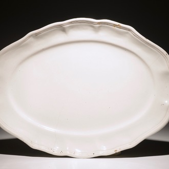 Un grand plat ovale en faïence blanc monochrome, France, 18ème